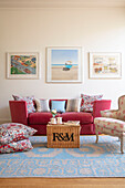 Kelim-Bodenkissen mit Sofa und Kunstwerken in einem Haus im Südwesten Londons UK
