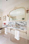Großer Spiegel über einem Doppelwaschbecken in einem Haus im Südwesten Londons UK