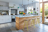 Offene Küche mit hellgrauen Arbeitsplatten und Barhockern Sussex UK