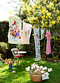 Wäsche mit Blumendruck auf der Wäscheleine im Garten eines Hauses auf der Isle of Wight, Großbritannien