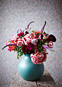 Vintage Blooms - Blaue Vase mit Schnittblumen auf einem Holzbrett