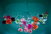 Vintage Blooms - Schnittblumen in einer türkisfarbenen Badewanne