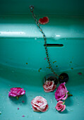 Vintage Blooms Schnittblumen in einem türkisfarbenen Waschbecken