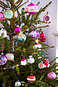 Weihnachtsbaum-Detail mit Christbaumkugeln