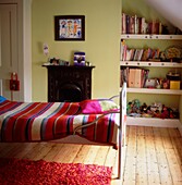 Farbenfrohes Kinderzimmer mit gestreifter Decke und Wollteppich