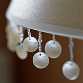 Detail einer Perlenverzierung auf einem Lampenschirm