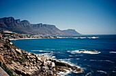 Küstenstraße von Kapstadt nach Cape Point mit Blick auf die Berge und den Atlantischen Ozean