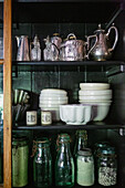 Geschirr und Gläser in einem Vintage Schrank