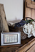 Vintage Kalender und Korb mit Spitze und Lavendel
