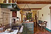 Landhausküche mit Kupfertöpfen und rustikalen Holzmöbeln
