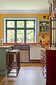 Vintage-Küche in warmen Farbtönen mit Holzelementen