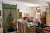 Wohnzimmer mit asiatischen Kunstobjekten und Vintage-Möbeln