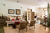 Wohnzimmer mit Rattanmöbeln und traditionellen Elementen