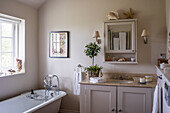 Klassisches Badezimmer mit freistehender Badewanne und Waschtisch
