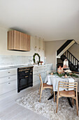 Weihnachtlich gedeckter Tisch in Wohnküche im skandinavischen Stil