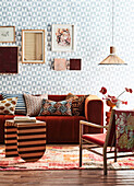 Living room with pattern mix in rust red and light blue