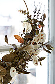 Trockenblumenarrangement am Fenster