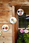 DIY-Wanddeko aus getrockneten Blumen auf runden Platten