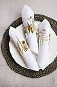 DIY napkin rings with dried leaves and grasses