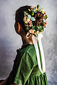 Festliches Haarschmuck aus Blumen mit Dekoband für Mädchen