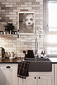 Küchenzeile mit dunkelgrauem Spülbecken und Metrofliesen