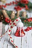Glasschmuck-Weihnachtsglocke mit Herzchenband