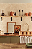 Mediterrane Küche mit Spülstein und lasierter Wand