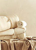 Gerollte Matratzen und Schonbezug auf gerafftem Tuch
