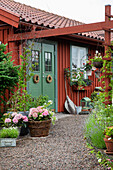 Rotbraunes Holzhaus mit grüner Tür