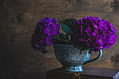 Keramiktasse mit frischen Hortensienblüten