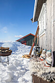Schneebedeckte Terrasse einer Holzhütte