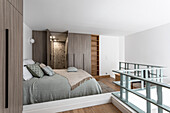 Offener Schlafbereich mit Doppelbett, im Hintergrund Bad Ensuite in einer Maisonette-Wohnung