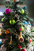 Bunt geschmückter Weihnachtsbaum