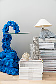 Kunsthandwerkliche, blaue, skulpturale Sideboard mit Glasplatte, Zeitschriftenstapel und Leuchte
