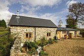 Converted former dairy barn in natural stone and wooden extension