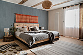 Doppelbett mit Betthaupt aus Holz, Baumscheibe als Nachttisch