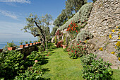 Mediterraner Garten mit Natursteinmauer und Meerblick