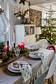 Gedeckter Tisch mit Weihnachtsdekoration