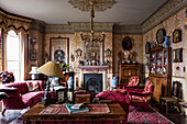 Samtmöbel und Antiquitäten im viktorianischen Zimmer mit Ornamenttapete