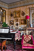 Klavier im Zimmer, Gemälde an Tapete mit Goldverzierung