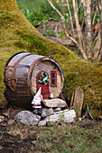 Holzfass als Hütte des Weihnachtsmannes im Garten