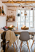 Rustikaler Esstisch aus Holz mit Weihnachtsdekoration