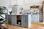 Kitchen with light grey cabinet fronts in Shaker style