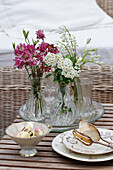 Blumensträuße aus Akelei, Spireen (Spiraea), Maiglöckchen Milchstern
