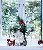 Weihnachtlich dekorierte Fensterbank