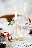 Weihnachtlicher Kerzenhalter am Weinglas befestigt