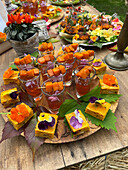 Herbstlich gedeckter Tisch mit Teegelee und Kürbiskuchen