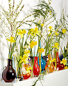 Frühlingsblumen in Vasen