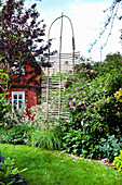 Natürliches DIY-Rankgitter aus Zweigen im Garten