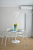 Klassiker Tisch mit weißen Designerstühlen